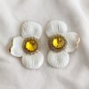 Clips Fleurs Jumelles - pétales blanc coeur jaune -