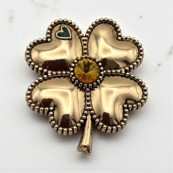 clip_pernille Clip Pernille x Une goutte d'eau sur ma joue - pierre jaune et coeur vert