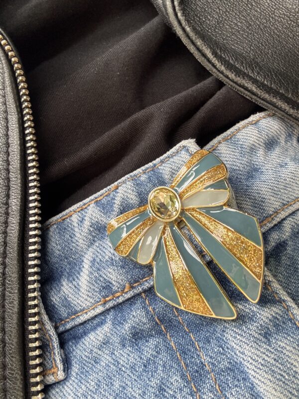 bow-blush-sur-jean Clip BOW Blush - camaieu de bleu et or pailleté