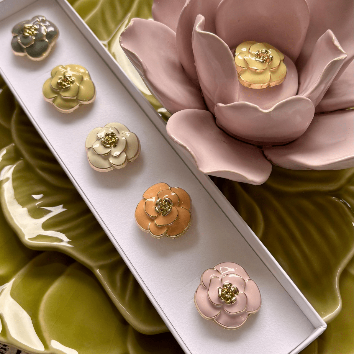Bijou de bouton Nicole pastel vert céladon – Image 4
